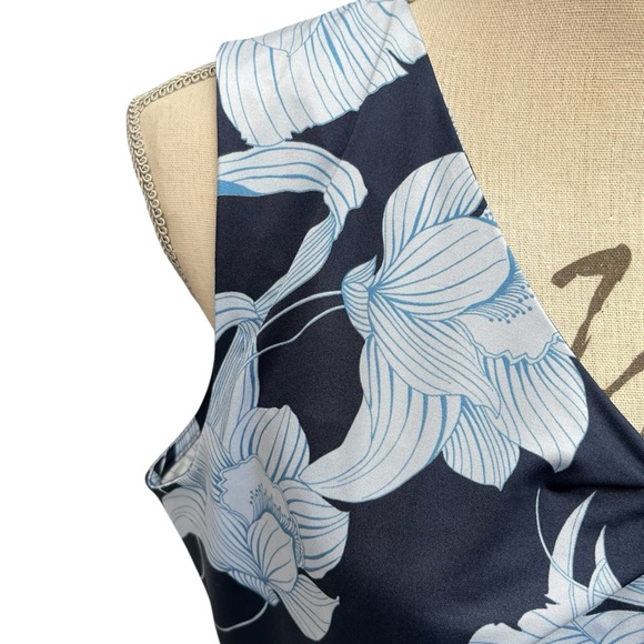 Made in Italy Navy/Light Blue Floral V-Neck Sleeveless Gather Front Top (L) - Picture 5 of 11